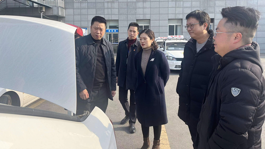 圖三：集團黨委委員、副總經(jīng)理賀維維督導(dǎo)綿實股份安全工作